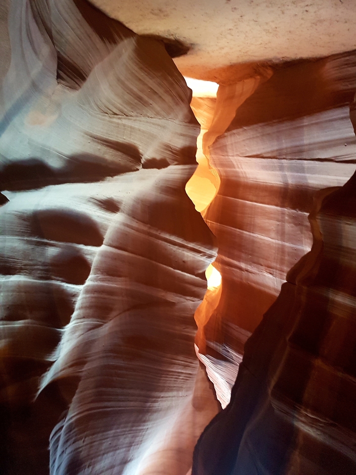Formations rocheuses abstraites avec la lumière projetant des ombres.
