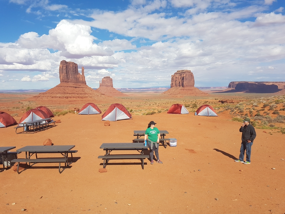 Terrain de camping avec tentes et tables de pique-nique à Monument Valley.