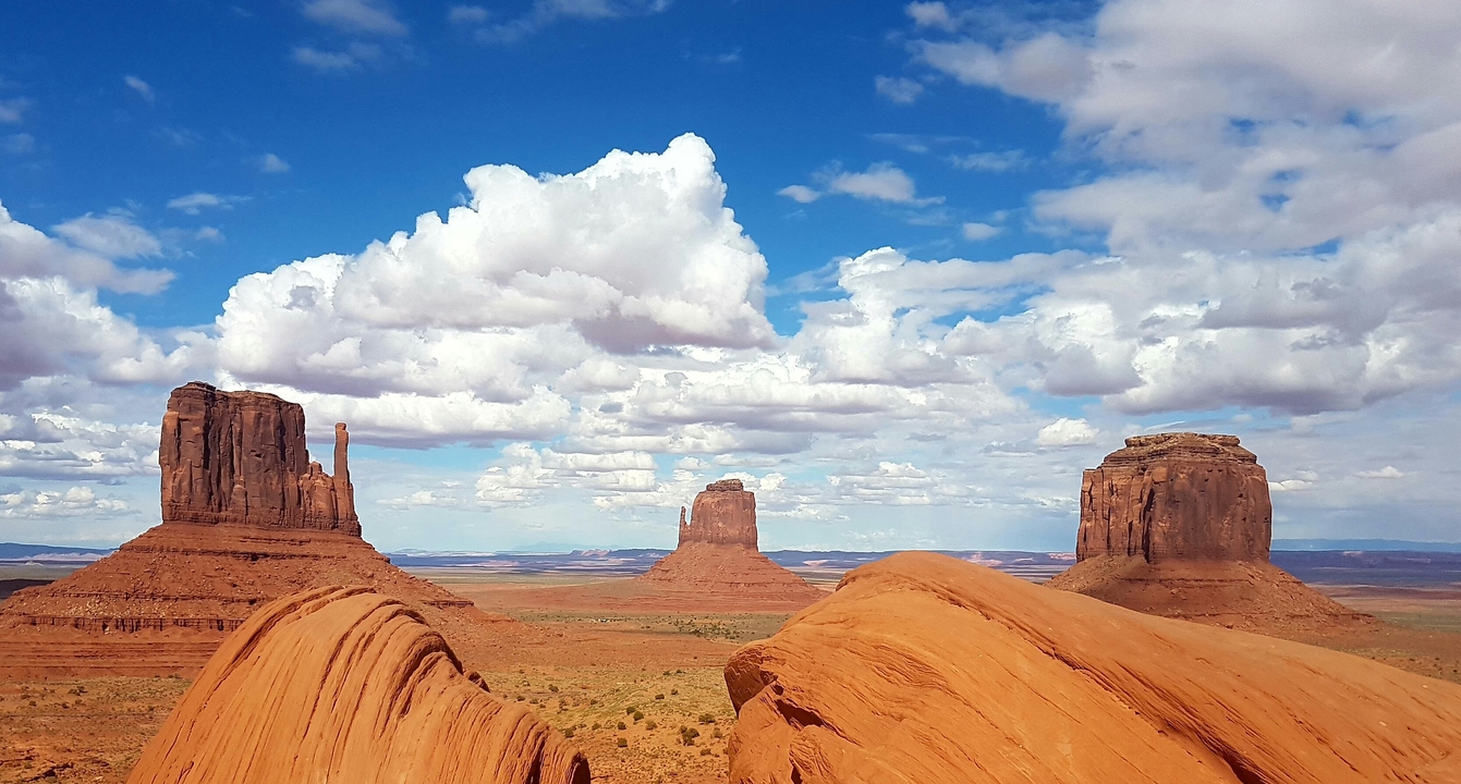 Vue panoramique de Monument Valley avec ses formations rocheuses uniques.