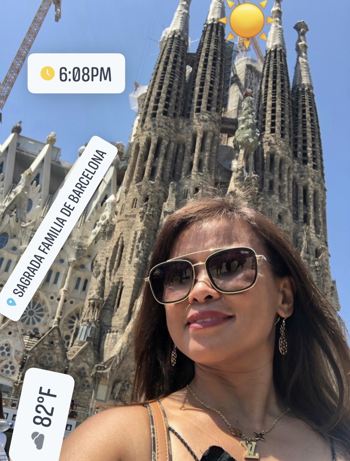 Un selfie devant la Sagrada Familia avec du texte en surimpression.