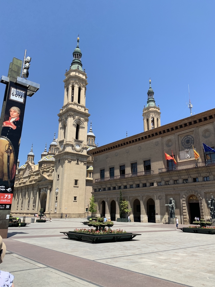 Paysage urbain vibrant mettant en vedette des bâtiments historiques avec des dômes et des flèches.