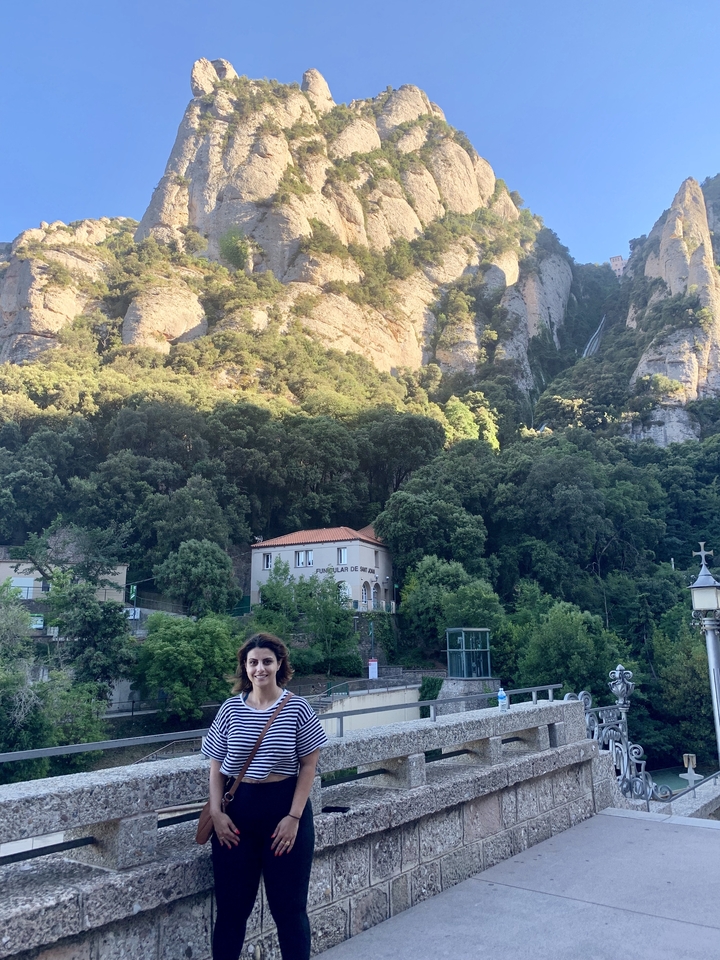 Bâtiment d'une zone forestière montagneuse avec une station de funiculaire.