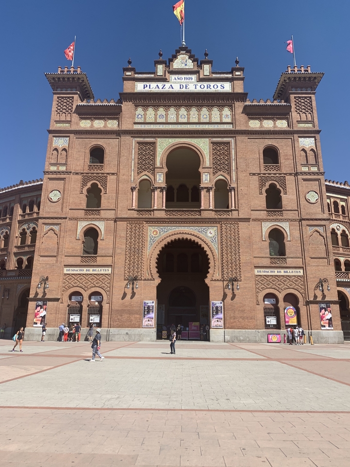 Arènes historiques avec une maçonnerie de briques complexe.