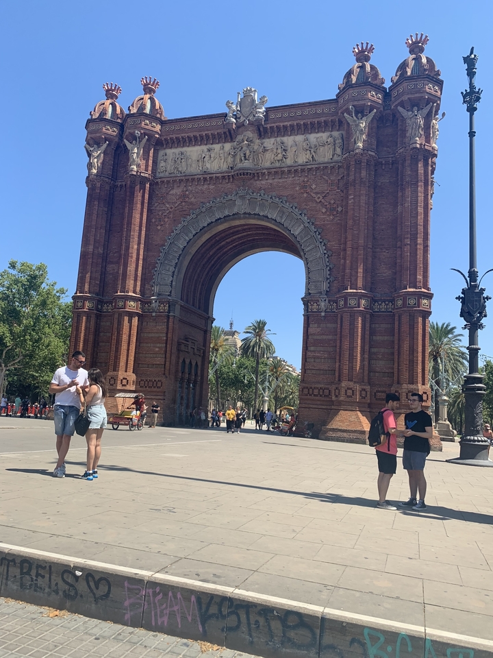 Arc de Triomf à Barcelone avec des personnes qui marchent au premier plan.