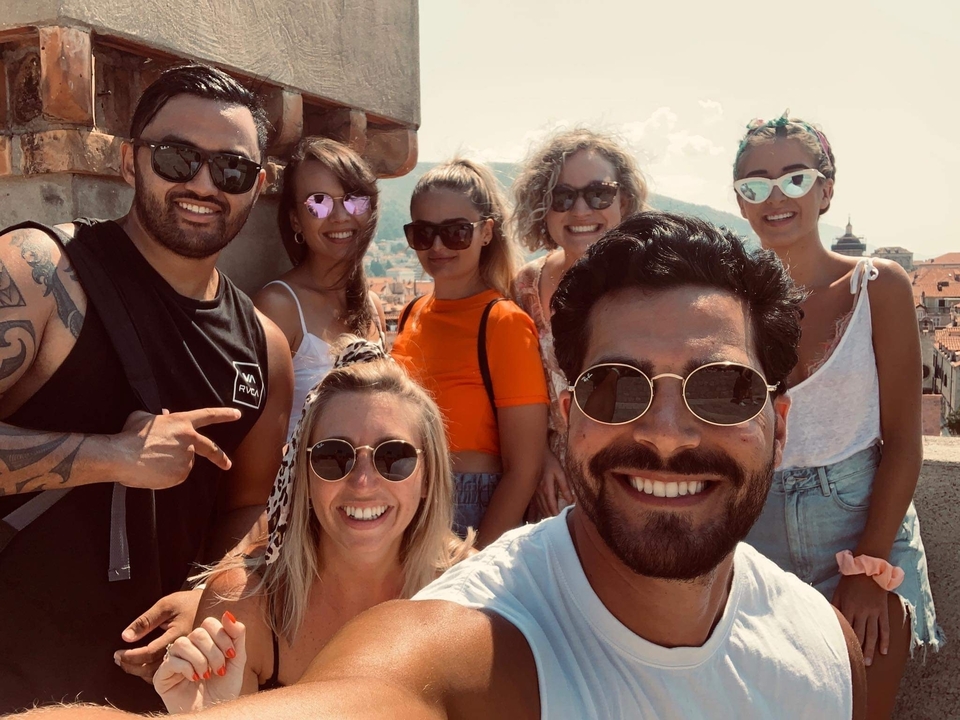 Groupe de personnes dans un lieu pittoresque avec une architecture européenne historique.