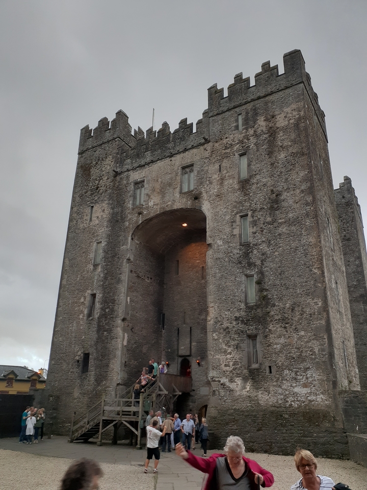 "Large stone castle" translates to French as:
**"Grand château de pierre"**
Alternative translations could be:
- "Château en pierre de grande taille"
- "Vaste château de pierre"
The most natural and commonly used translation would be "Grand château de pierre."