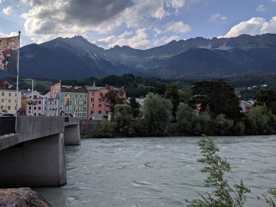 Pont avec montagnes et rivière en arrière-plan.
