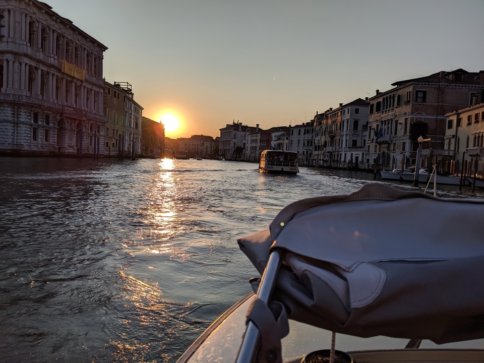 Promenade en bateau au coucher du soleil sur le Grand Canal.