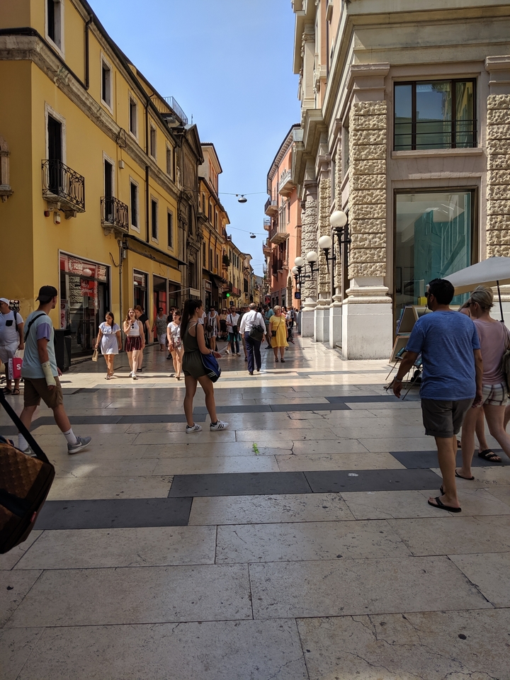 Des gens marchant dans une rue animée de la ville.