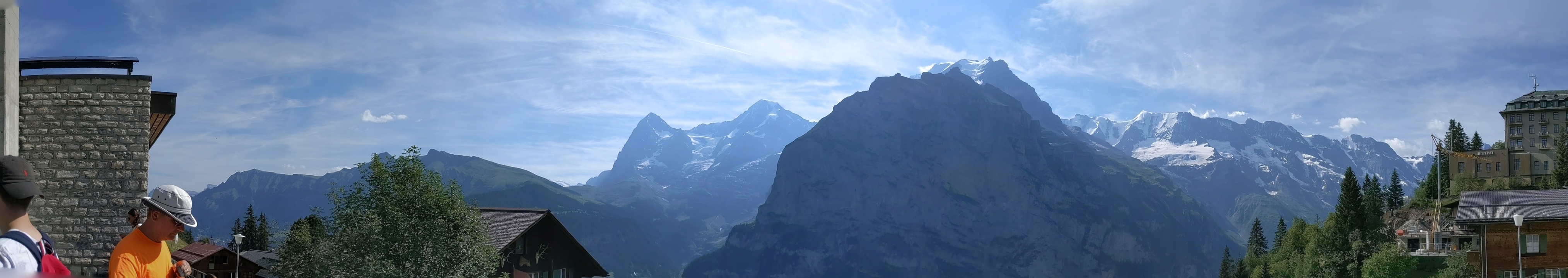Vue panoramique d'une chaîne de montagnes.