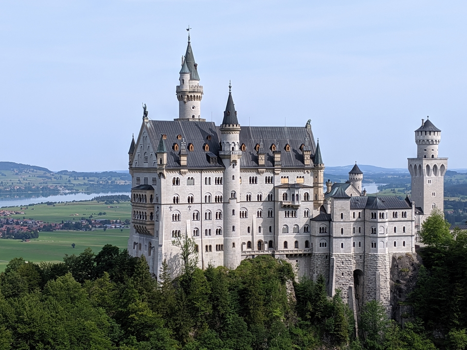 Château de Neuschwanstein avec un décor pittoresque.