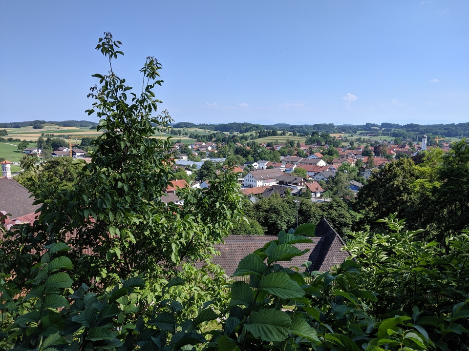 Vue sur une campagne pittoresque avec des maisons.