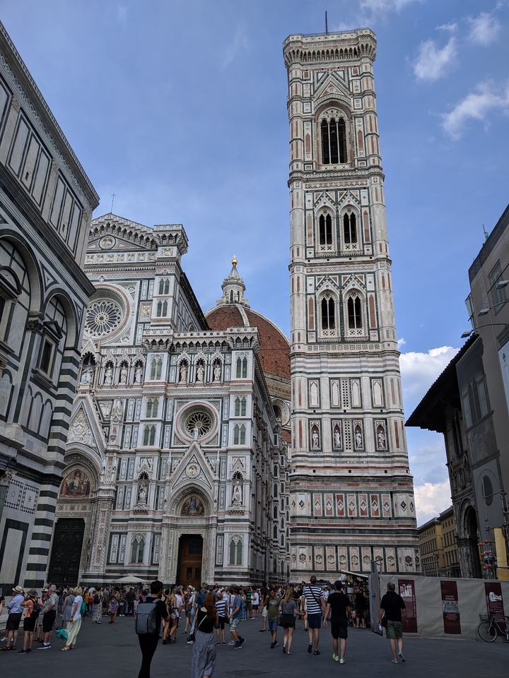 Cathédrale de Florence avec une architecture complexe.