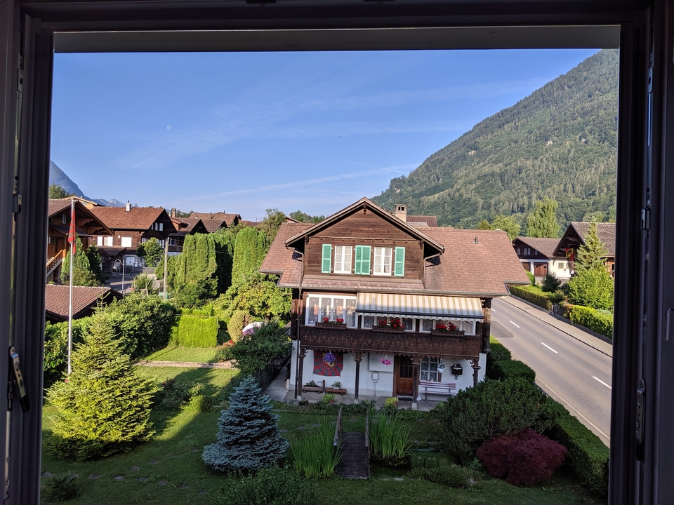 Chalet suisse traditionnel avec les montagnes en arrière-plan.