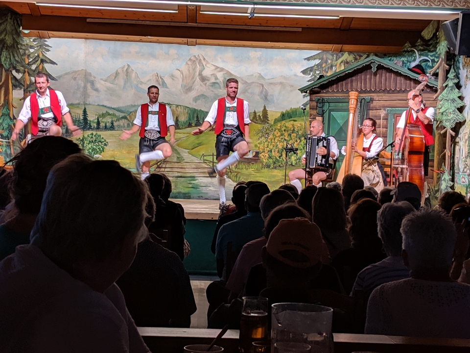 Spectacle de danse traditionnelle avec un public.