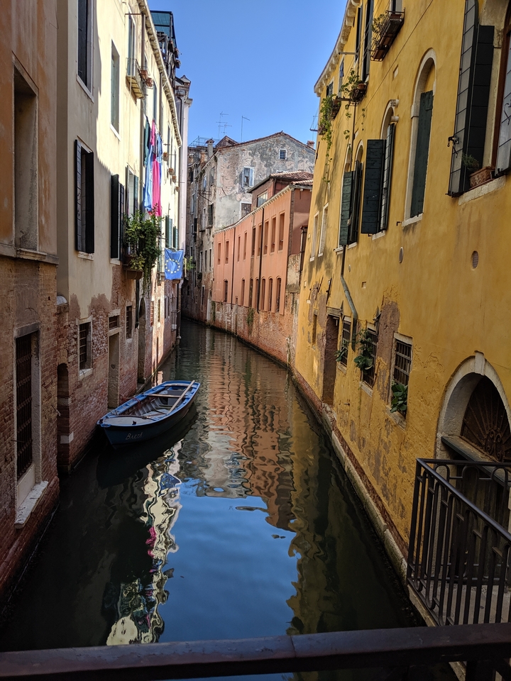 Canal étroit avec un bateau et une architecture européenne.