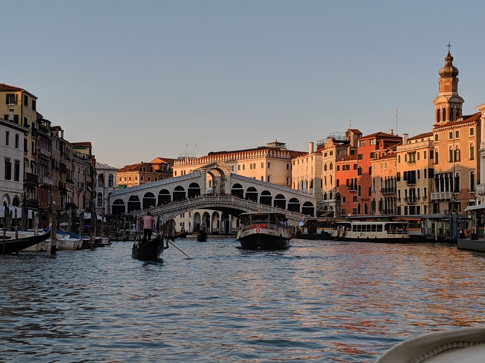 Venise, Grand Canal avec gondoles et pont célèbre.