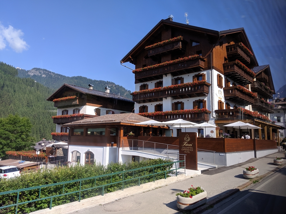 Hôtel avec des décorations florales dans une région montagneuse.