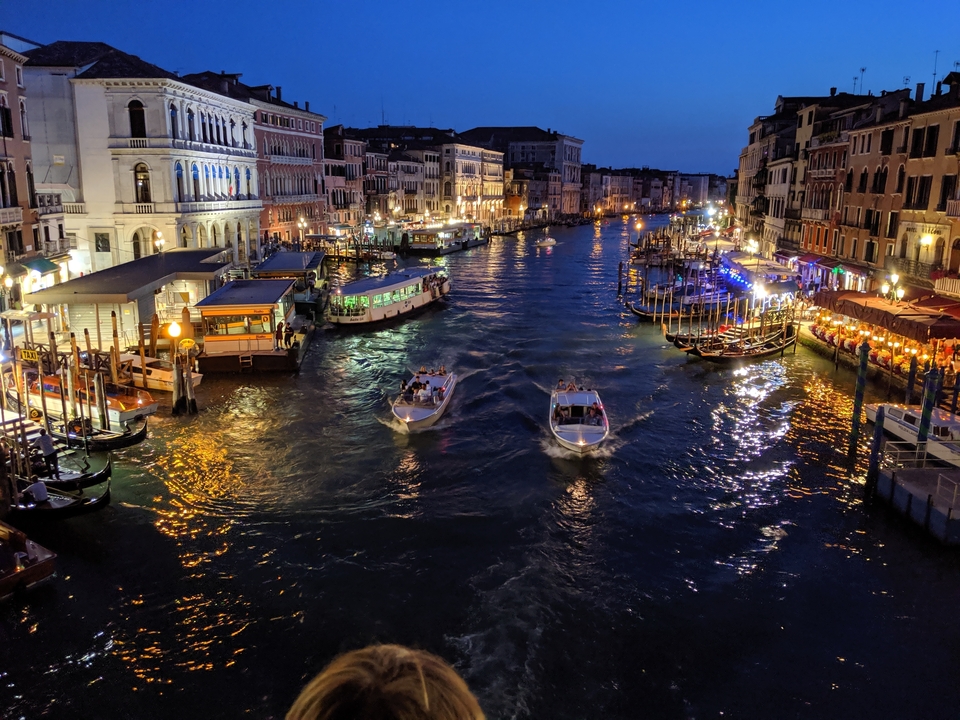 Grand Canal de Venise la nuit avec des bateaux et des lumières.