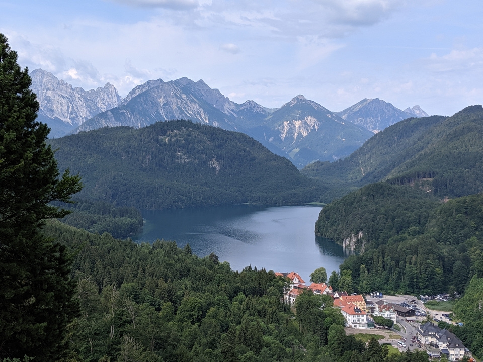 Vue sur le lac de montagne entouré de collines.
