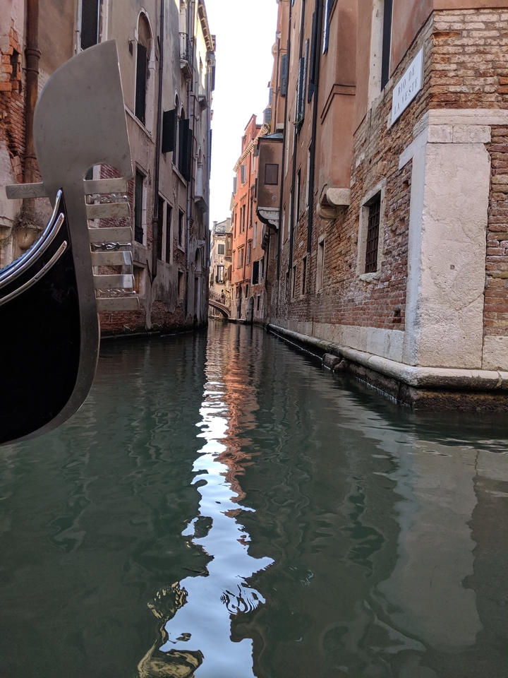 Canal étroit avec des bâtiments en brique.