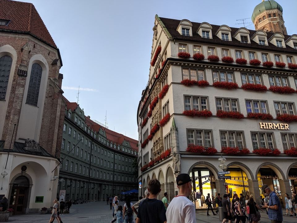 Bâtiments historiques avec des fleurs rouges à Munich.