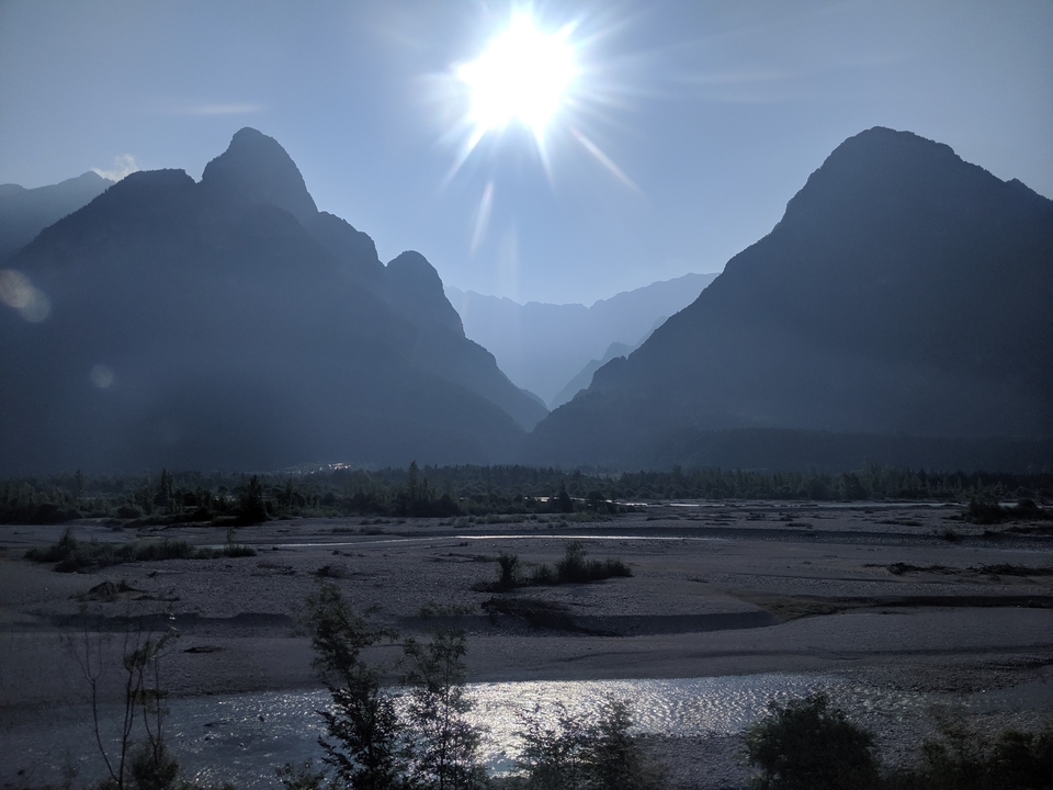 Paysage dramatique avec des montagnes et un rayon de soleil.