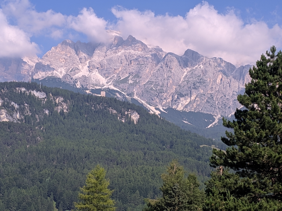 Chaîne de montagnes avec premier plan boisé.