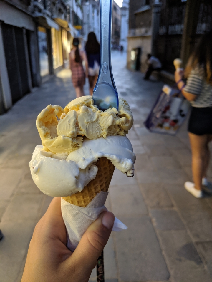 Cornet de glace tenu à la main.