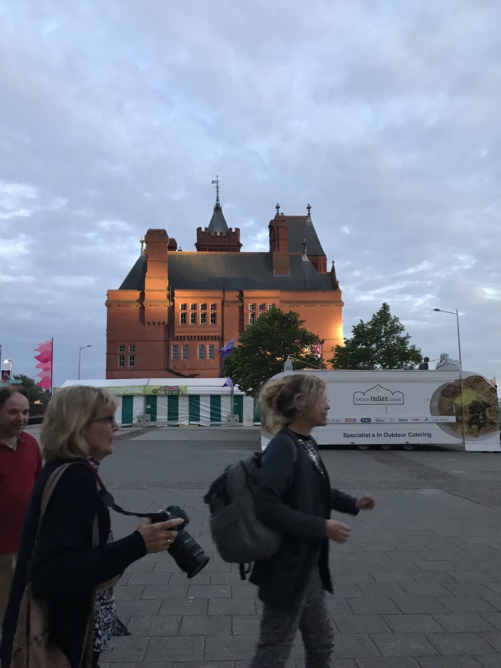 Bâtiment historique avec des personnes marchant au premier plan.