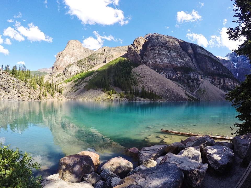 Lac turquoise pittoresque bordé de montagnes rocheuses.
