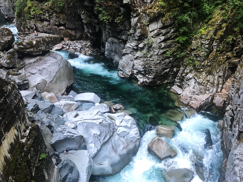 Une gorge rocheuse étroite avec de l'eau bleue claire qui coule à travers.