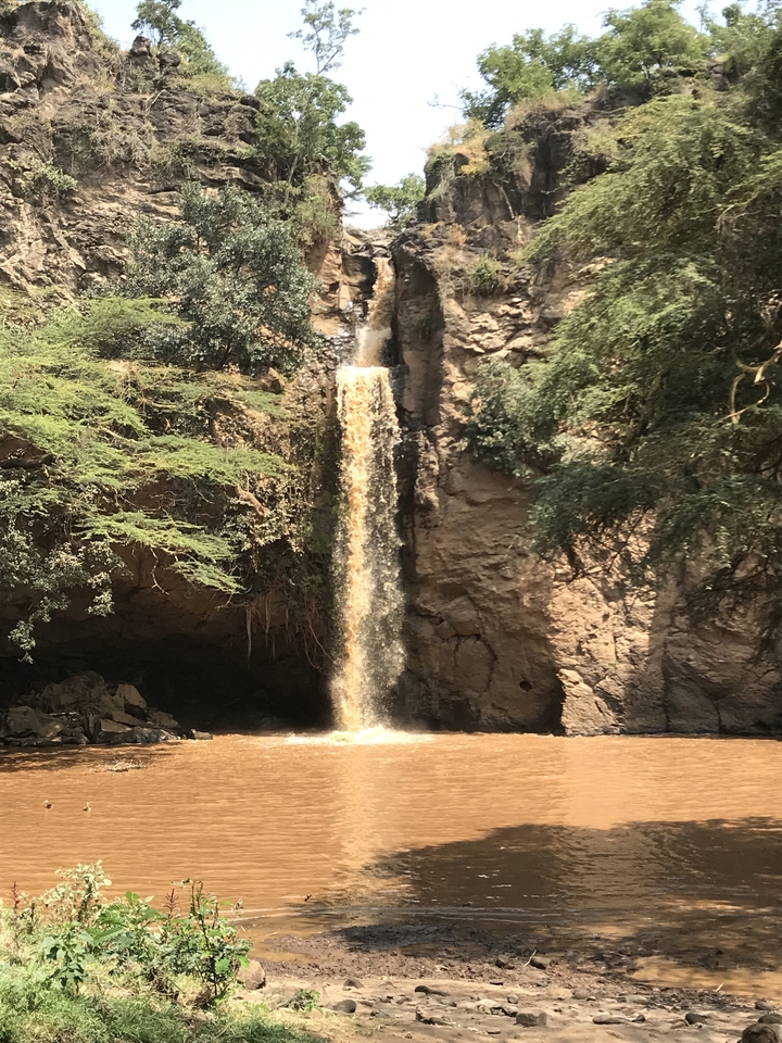 Une cascade entourée de falaises rocheuses
