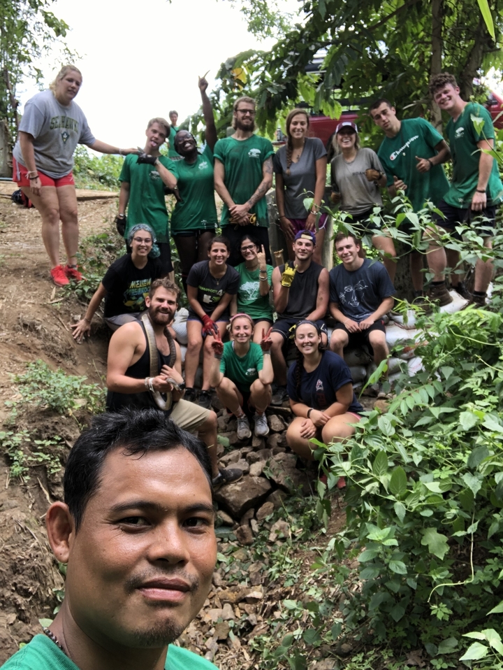 Groupe de personnes à l'extérieur dans une zone boisée.