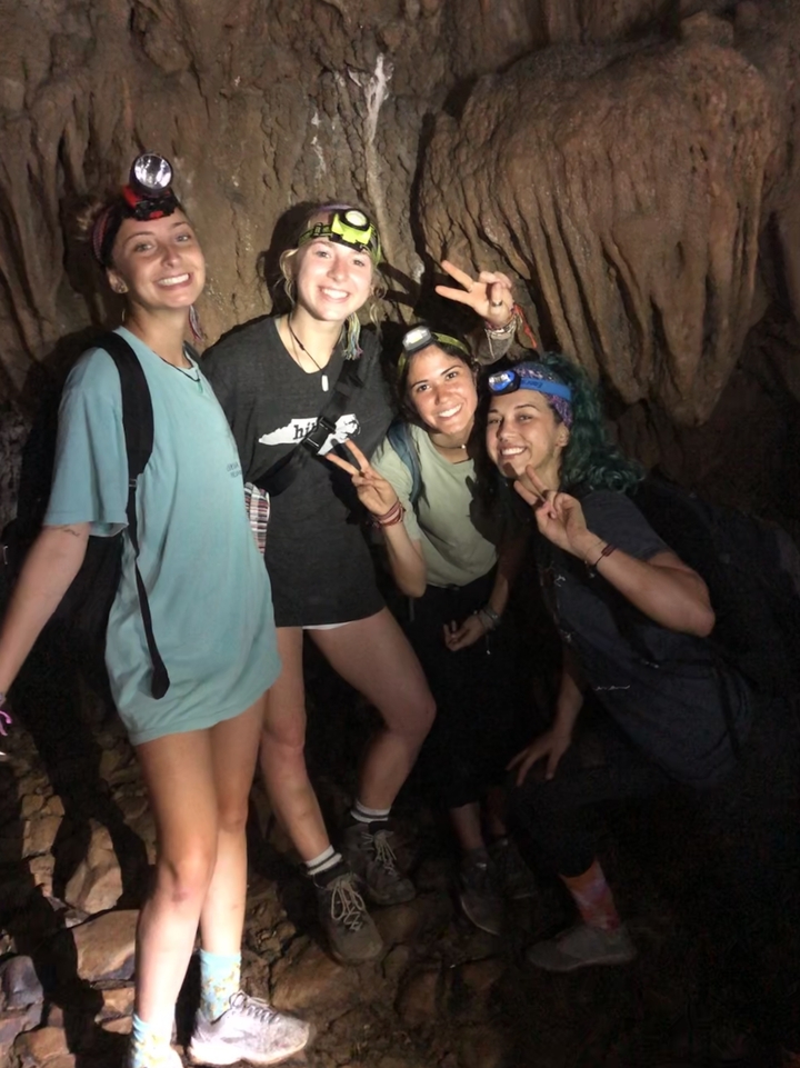Groupe de personnes dans une grotte portant des lampes frontales.