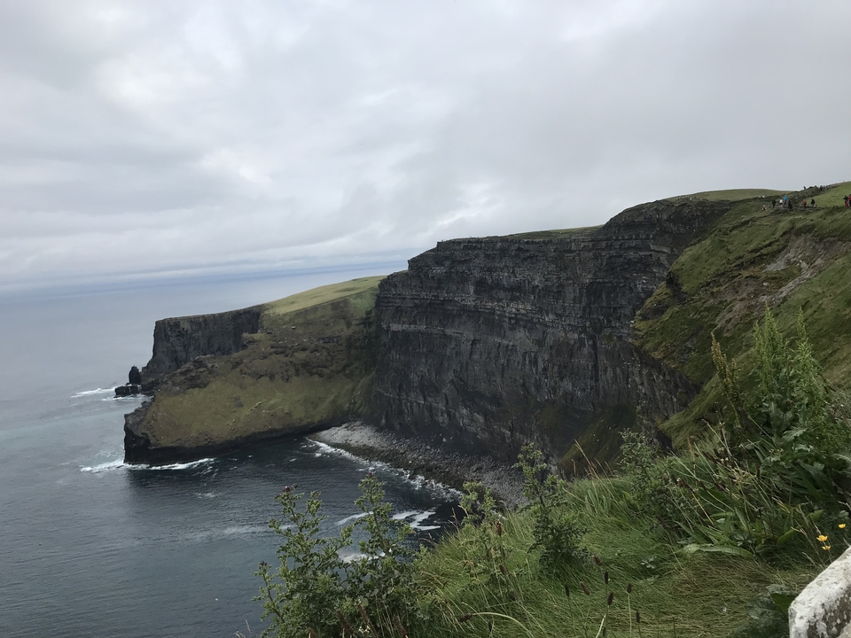 Une vue saisissante des falaises avec l'océan en arrière-plan.