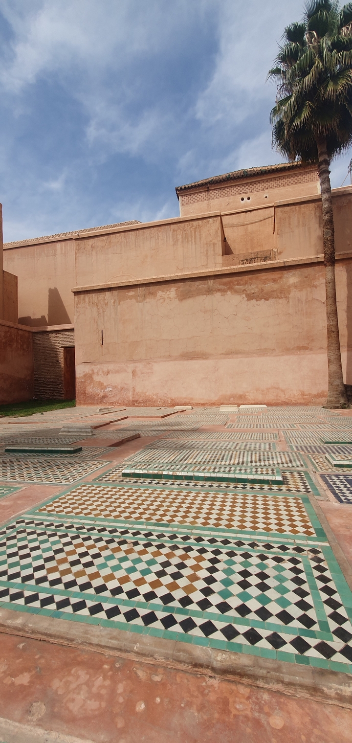Ancien bâtiment avec cours et carreaux à motifs.