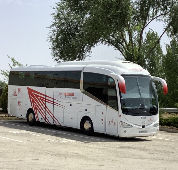 Autocar de tourisme garé au bord de la route.