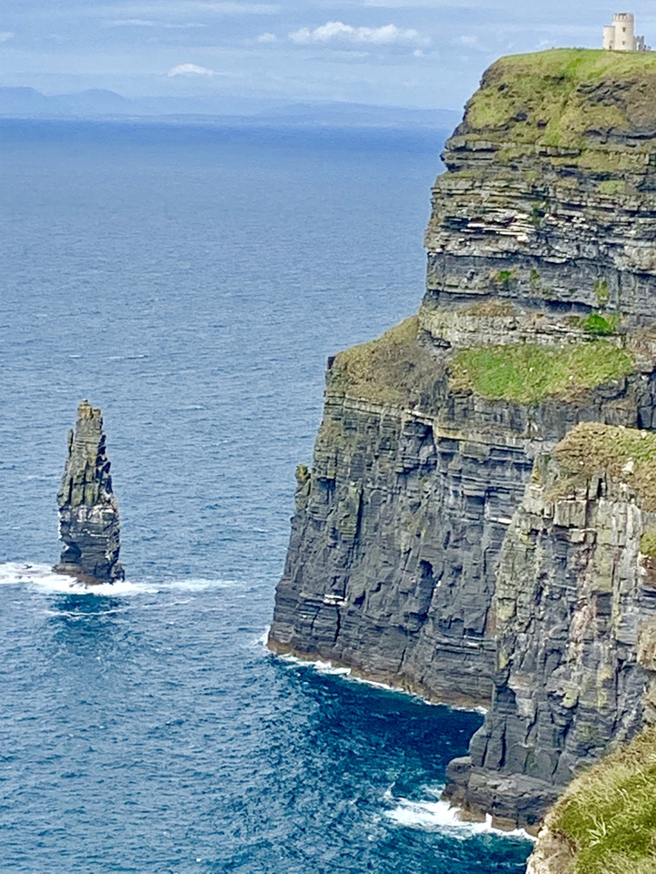 Falaises aux formations rocheuses uniques au bord de la mer.