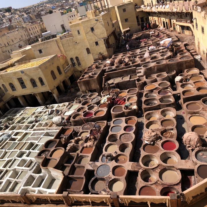 Vue des tanneries traditionnelles avec cuves de teinture.