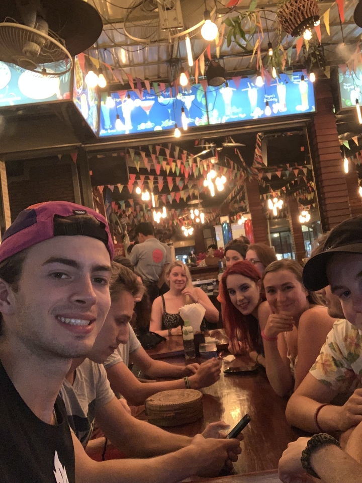 Groupe de personnes dînant à l'intérieur avec des décorations festives.