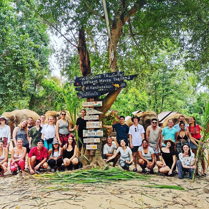 Photo de groupe à Elephant Haven avec un arrière-plan de jungle.