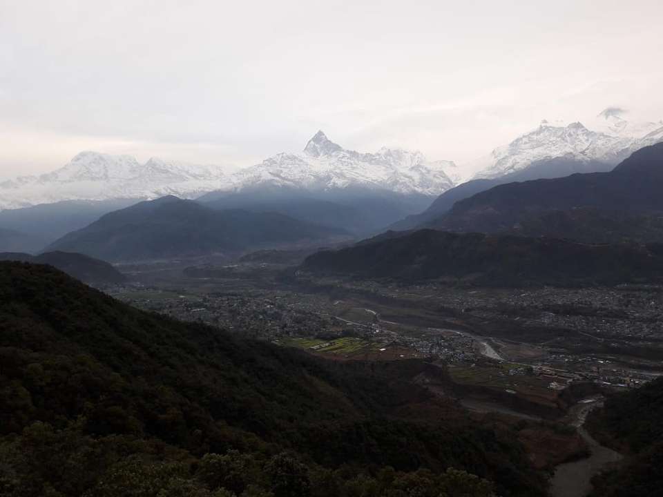 Vue panoramique de montagnes enneigées avec une vallée en contrebas.