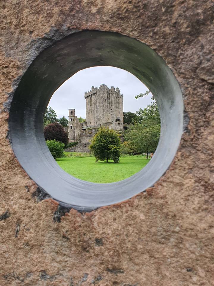 Un château visible à travers une ouverture circulaire.