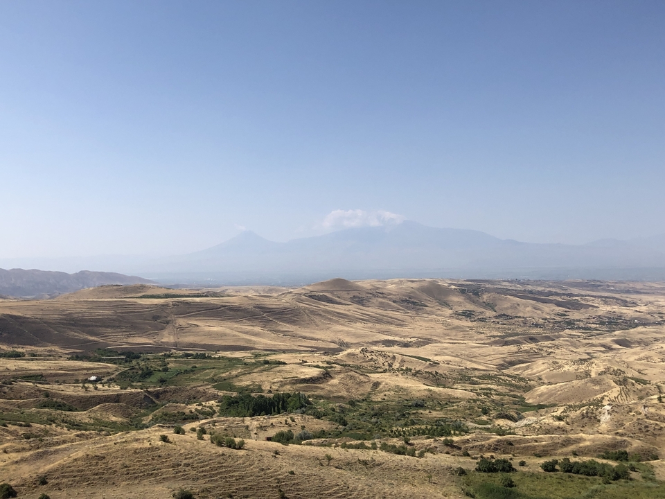 Un vaste paysage désertique avec des montagnes lointaines.