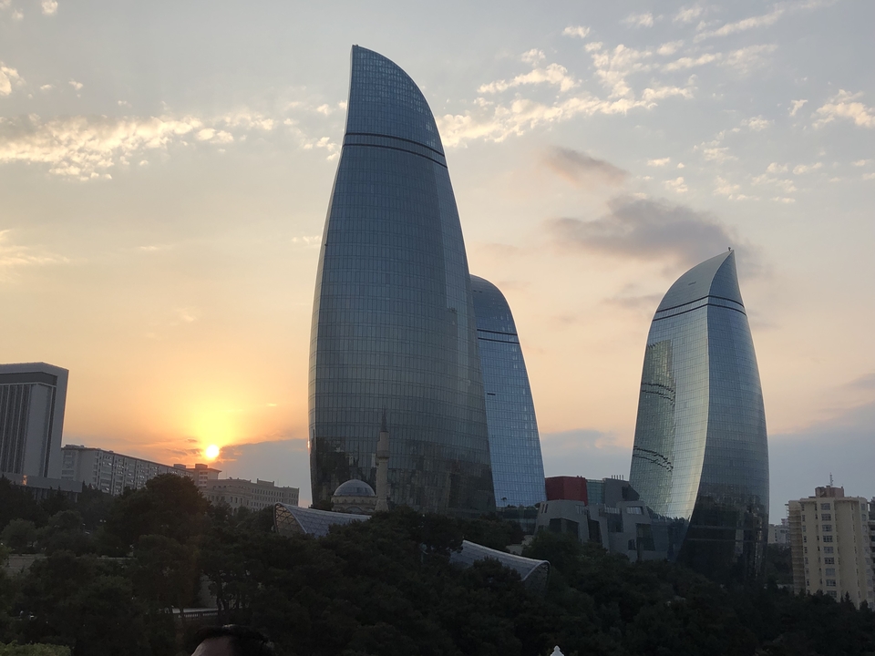 Silhouette de bâtiments modernes au coucher du soleil.