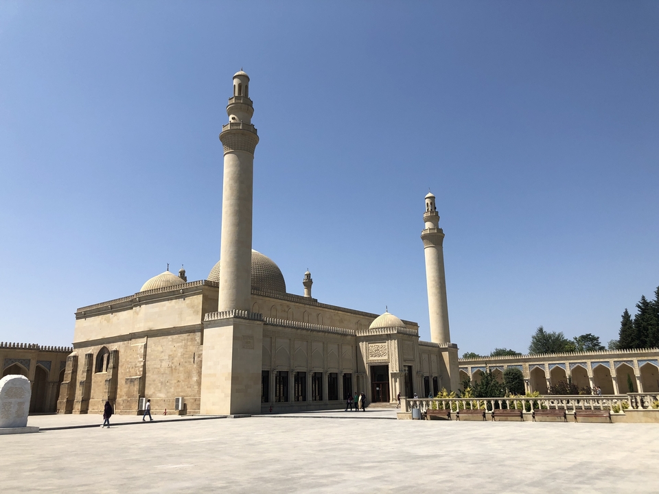 Grande mosquée aux multiples dômes et minarets.