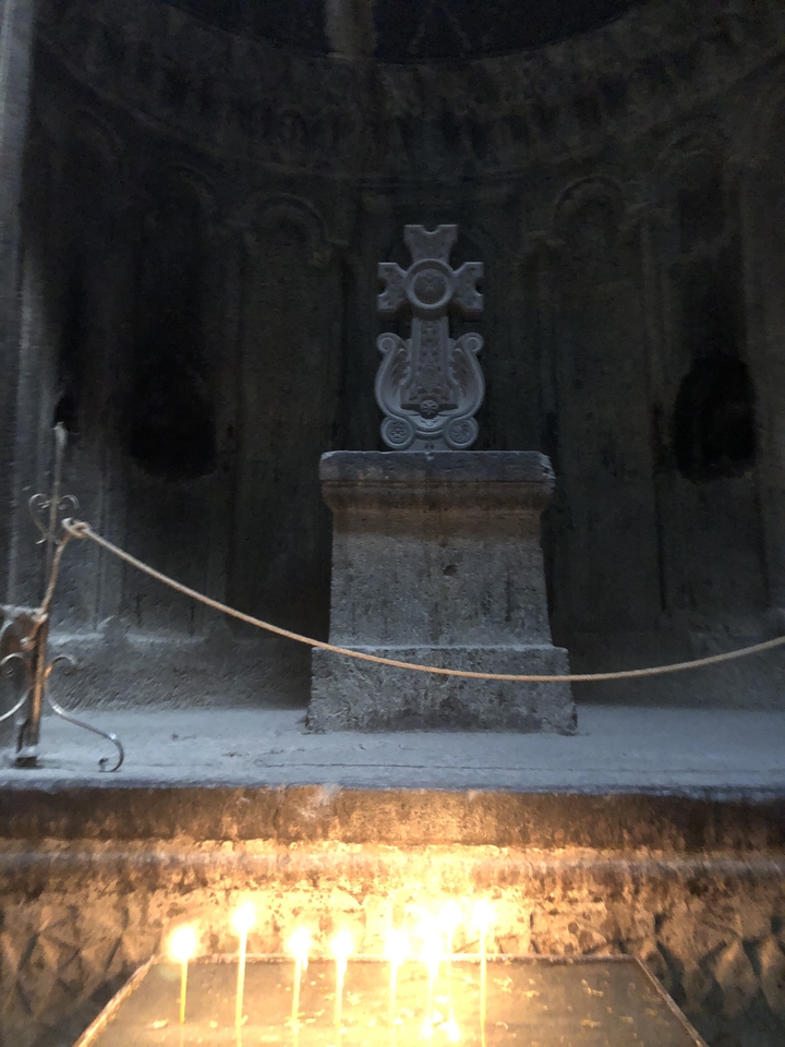 Intérieur sombre avec un sanctuaire ou un autel.