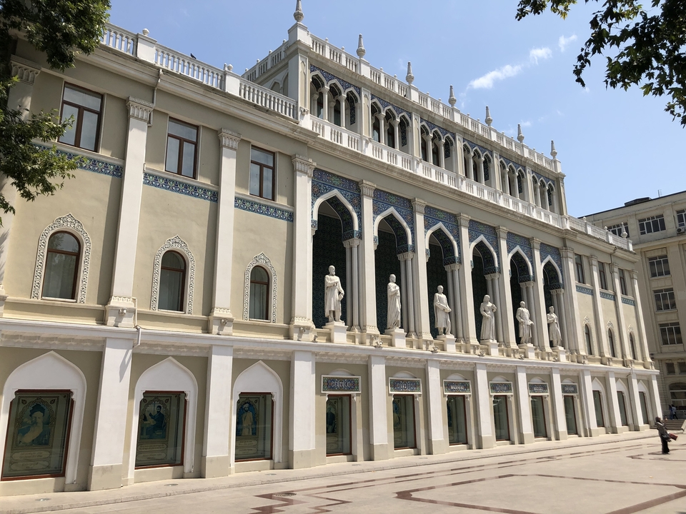 Façade architecturale avec des statues à l'intérieur d'arcs.