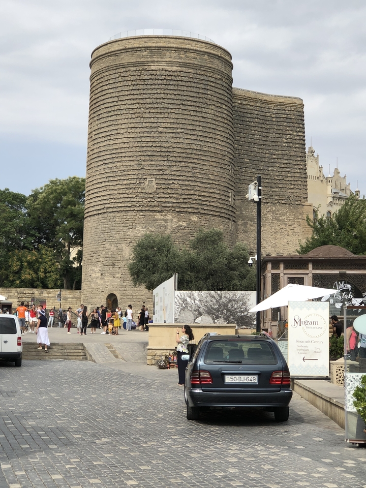 Structure de tour ancienne sur une place animée.